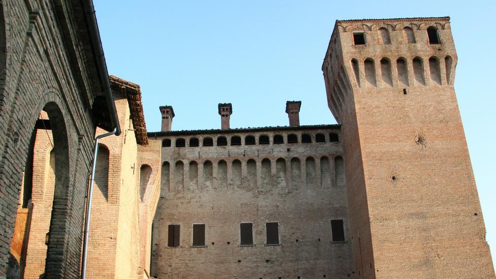 Il centro storico si mobilita: mercato, musica e drag queen
