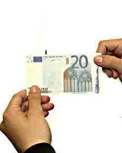 Spesa con 20 euro falsi, denunciata 