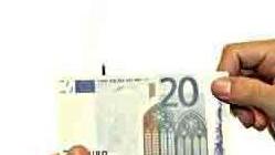 Spesa con 20 euro falsi, denunciata