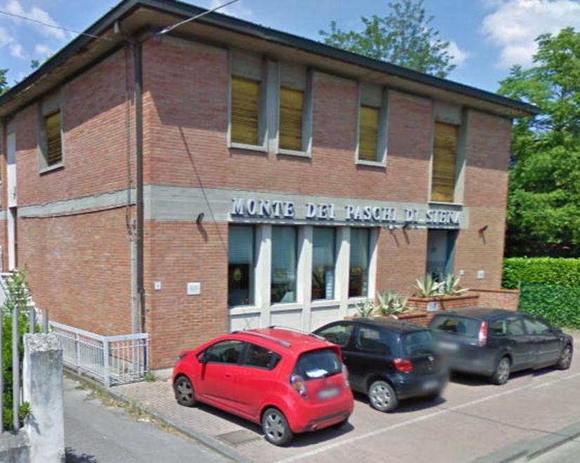 Entrano dal bagno e rapinano la banca 
