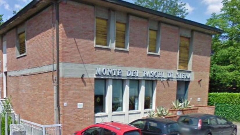 Entrano dal bagno e rapinano la banca
