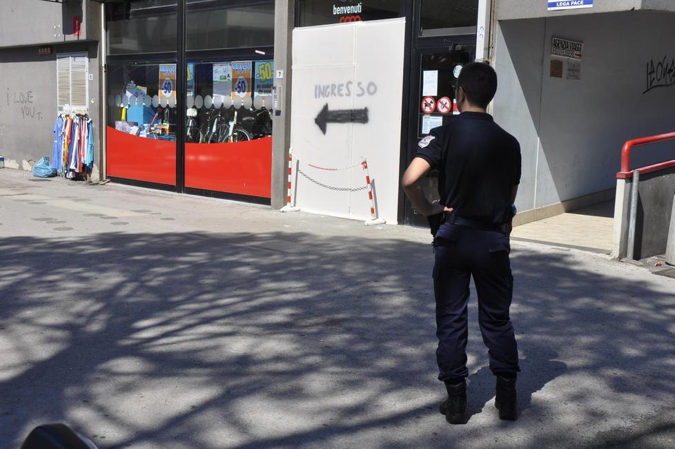 Sfondano la vetrina della Coop per portare via il bancomat 