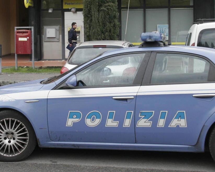 Prato, gli entrano in casa mentre dorme e fuggono con la sua auto 