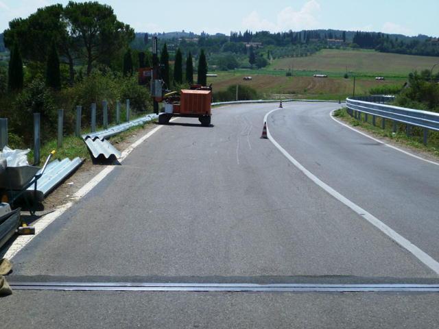 In corso la sostituzione dei guard rail sul cavalcavia di via Carraia 