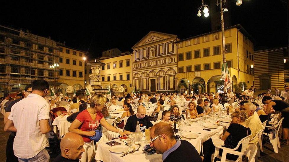 Successo della cena per la vittoria del Pd in piazza dei Leoni
