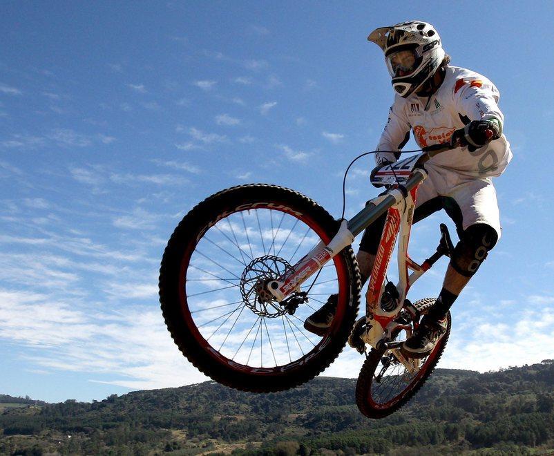 Sbaglia il salto, ragazzo è grave 