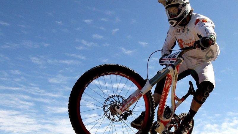 Sbaglia il salto, ragazzo è grave