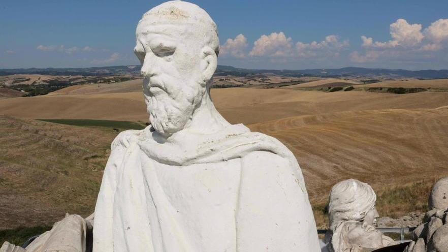 Statue e rifiuti riciclati al Teatro del Silenzio