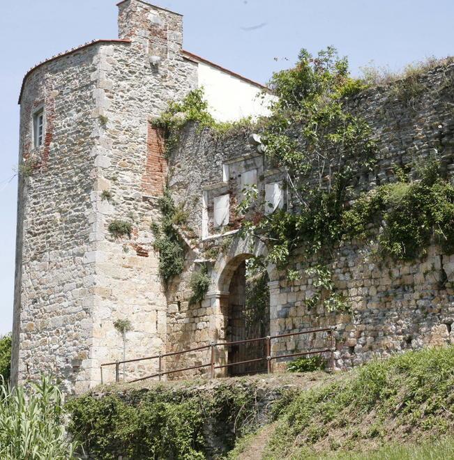 La Rocca di nuovo alla mercé dei vandali «Il Comune si muova»