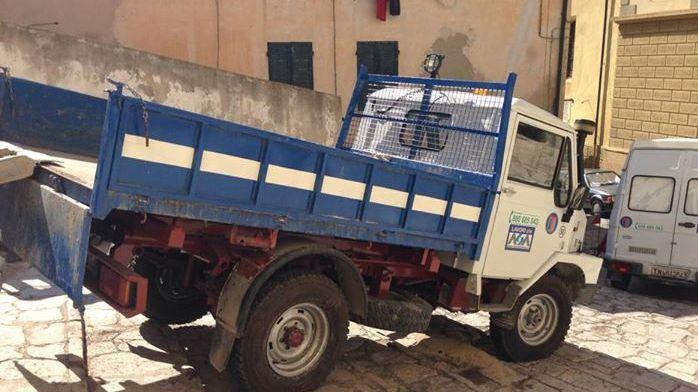 Camion viene giù dalla scalinata medicea