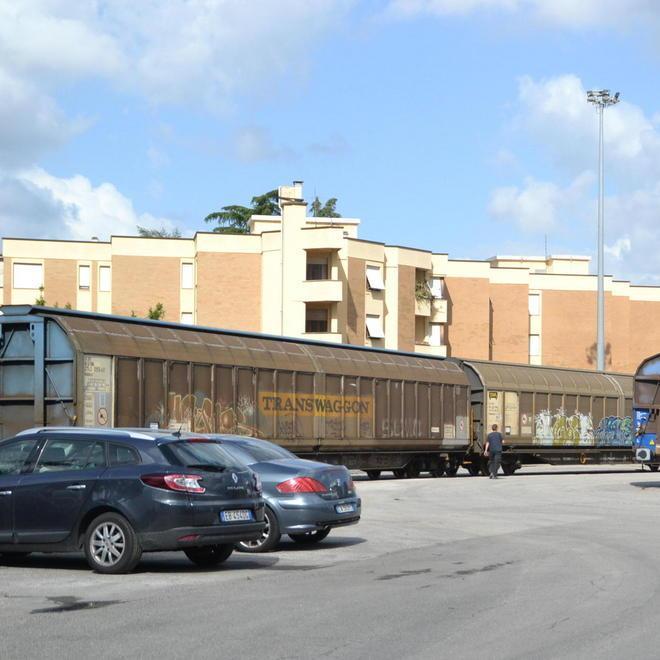 Raffica di furti sulle auto in sosta all’ex scalo merci 
