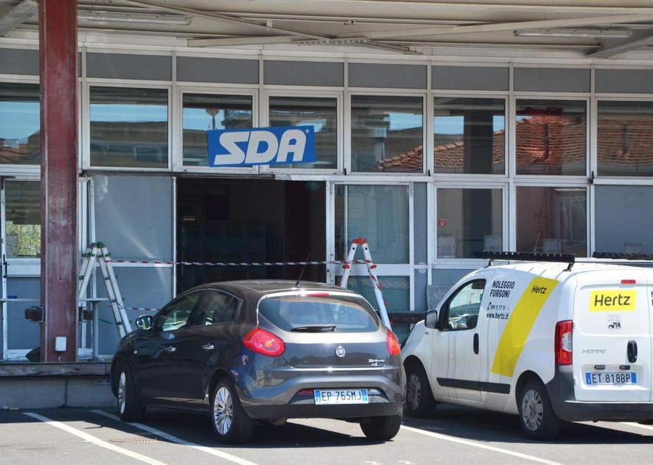 Mega-colpo alla Sda spaccano la vetrata: cassaforte forzata 