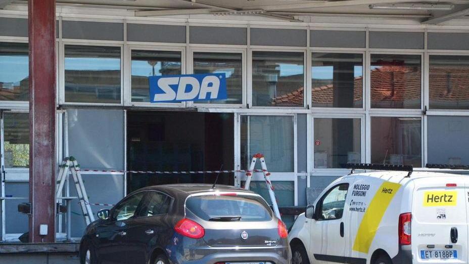 Mega-colpo alla Sda spaccano la vetrata: cassaforte forzata