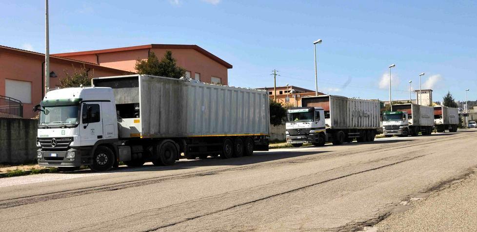 Rifiuti, appalto prorogato «Costi in più per i nuoresi» 
