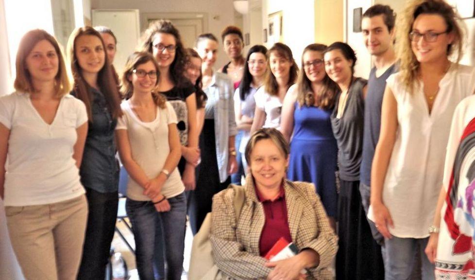 Le donne vanno alla riscossa e conquistano la grammatica 