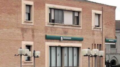 Parrucca e pistola, rapina 5mila euro