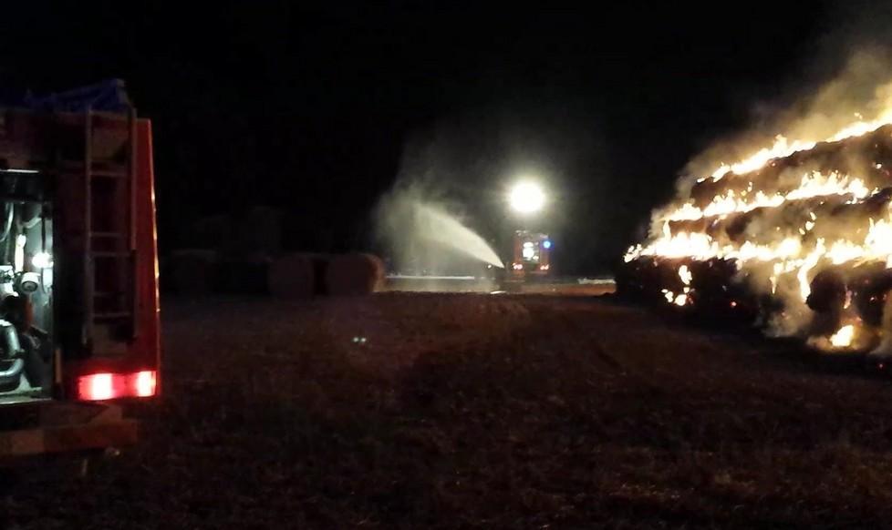 A Gavello il fuoco divora 47 rotoballe 