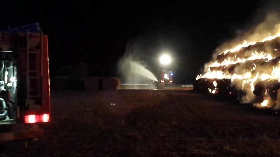 A Gavello il fuoco divora 47 rotoballe