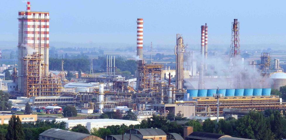 Chimica, scatta l’allarme «Blocco agli impianti Eni» 