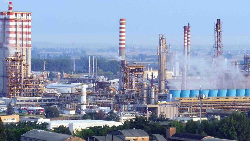 Chimica, scatta l’allarme «Blocco agli impianti Eni»