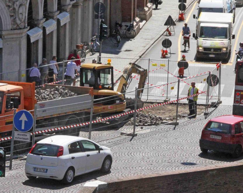 Asfalto sprint in via Ferraresi e in centro 