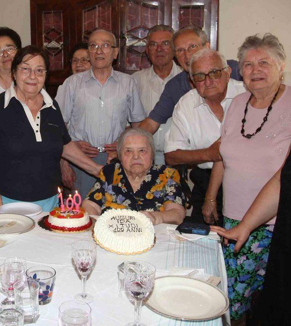 Festa di compleanno speciale per i cento anni di Ida Maletti