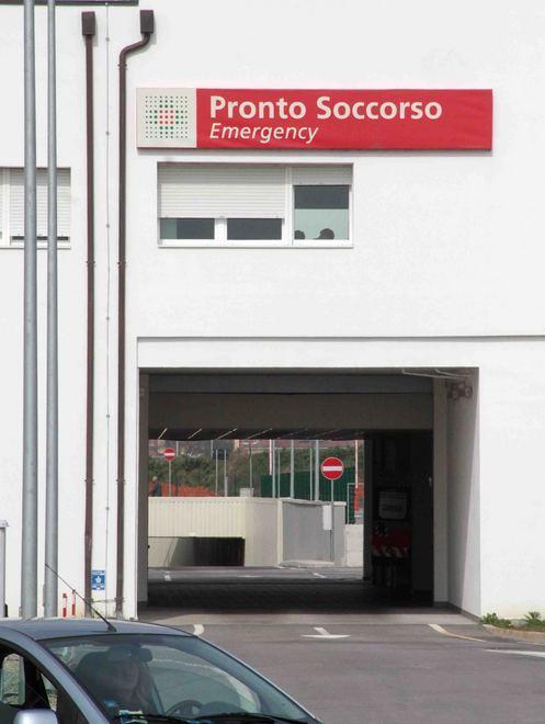 Cade con lo scooter, anziano molto grave 