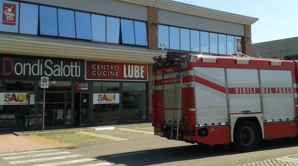 Reggio Emilia, piove acqua dal soffitto e i mobili vanno in ammollo 