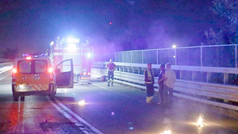 Cade dal ponte, chiama la mamma