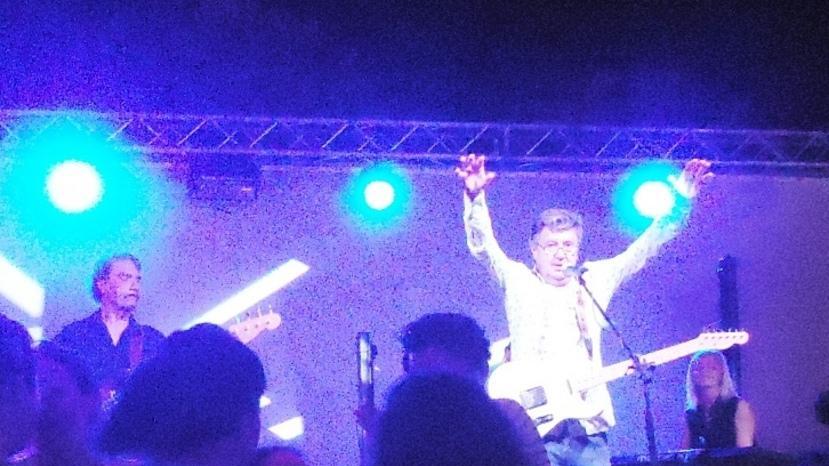 Bobby Solo conquista anche i giovani alla sagra della zuppa