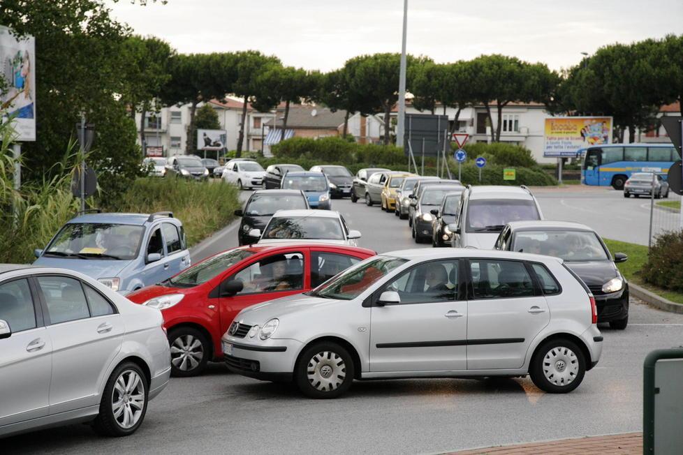 Variante chiusa per lavori: il traffico impazzisce 