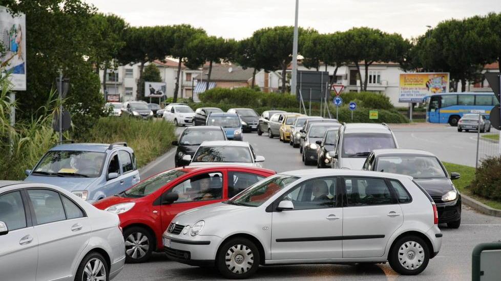 Variante chiusa per lavori: il traffico impazzisce