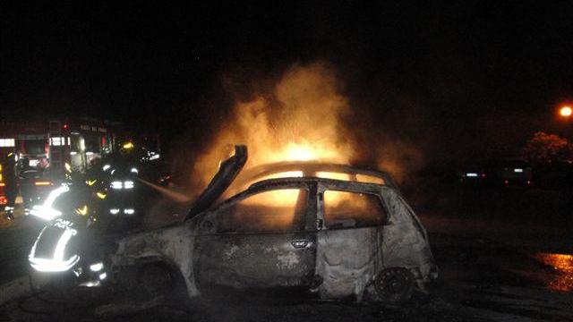 Tre auto distrutte dal fuoco in un residence turistico 