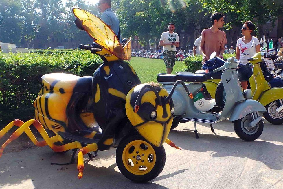 In sella alla Vespa Una lunga corsa iniziata nel 1946 