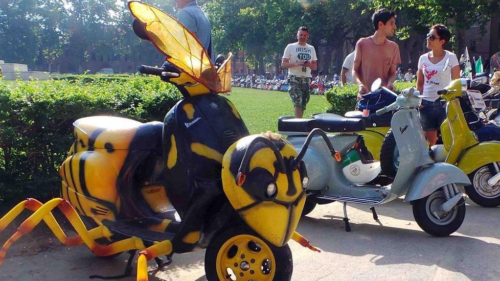 In sella alla Vespa Una lunga corsa iniziata nel 1946