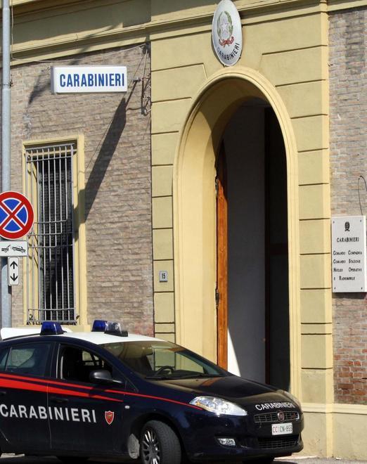Entrano nel capannone e rubano tombini di ferro 