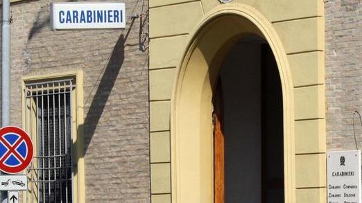 Entrano nel capannone e rubano tombini di ferro