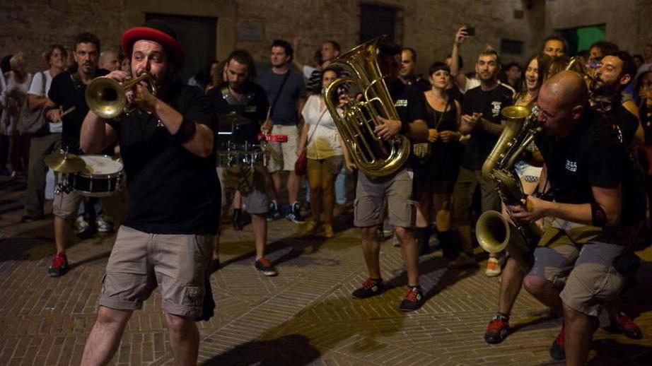 Chiude Mercantia, è il giorno delle marching band