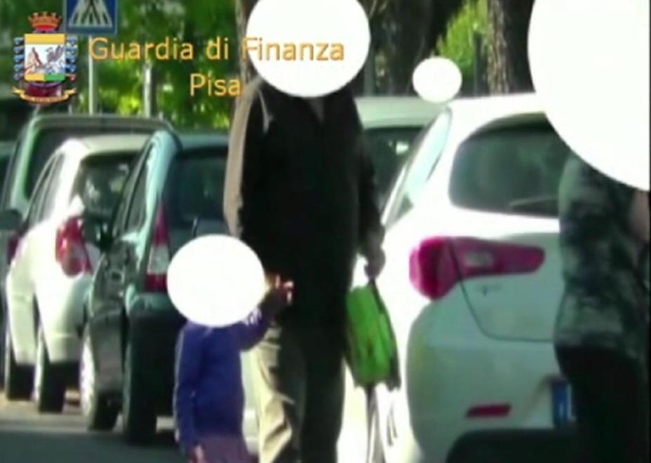 È cieco, ma accompagna la figlia a scuola e fa la spesa 