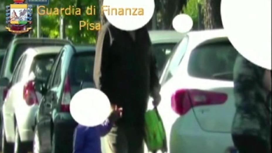 È cieco, ma accompagna la figlia a scuola e fa la spesa