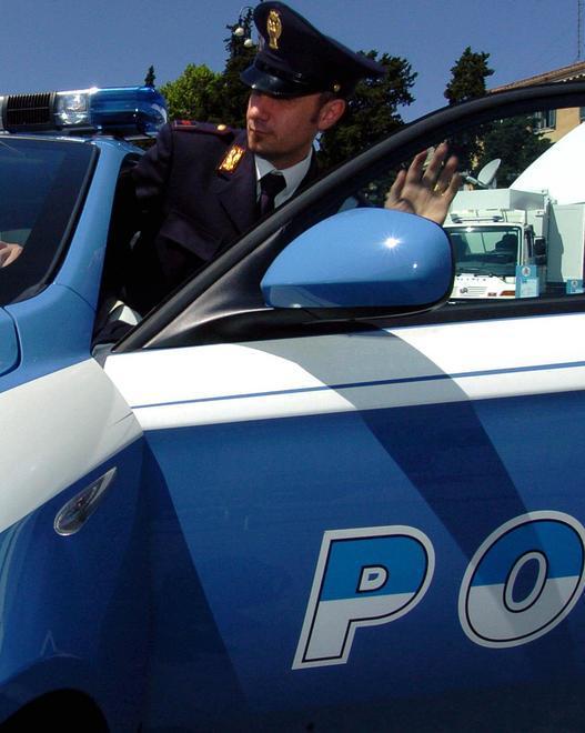 Sfonda il vetro e ruba in un camper 