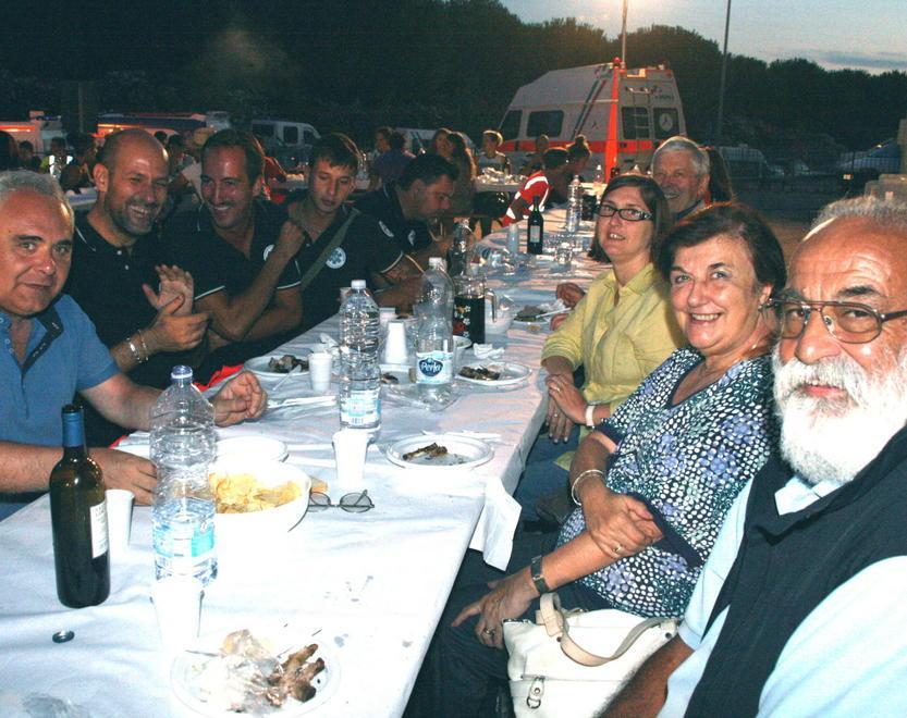  Festa di mezza estate tra musica e risate In 140 seduti a tavola 