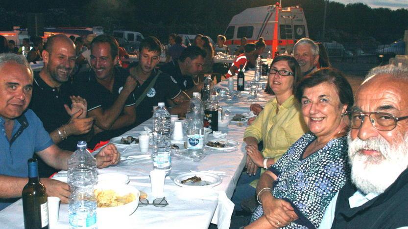 Festa di mezza estate tra musica e risate In 140 seduti a tavola