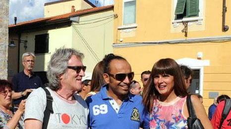 Lunezia “copre” la messa parroco alza l’audio e la diffonde all’esterno