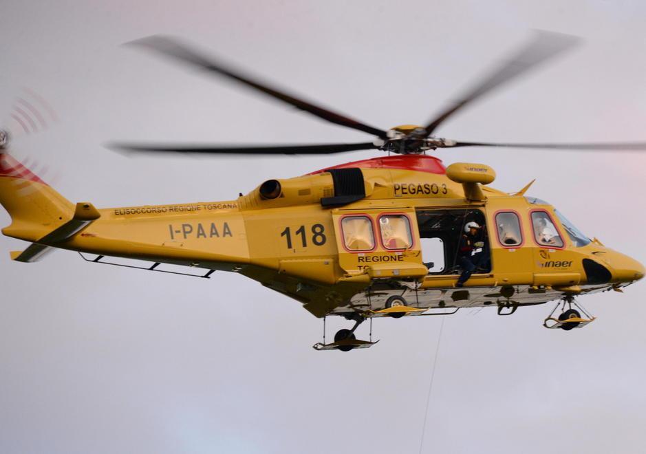 Alpinista colpito da un masso mentre sale sulla ferrata
