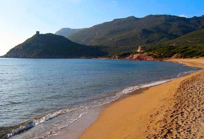 Porto Ferro, tra Alghero e Sassari un paradiso con dune e sabbia rossa