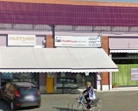 Tagliano la guarnizione della vetrina e razziano i pc nel negozio