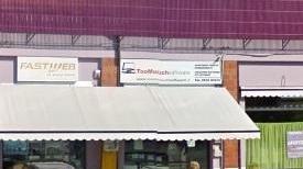 Tagliano la guarnizione della vetrina e razziano i pc nel negozio