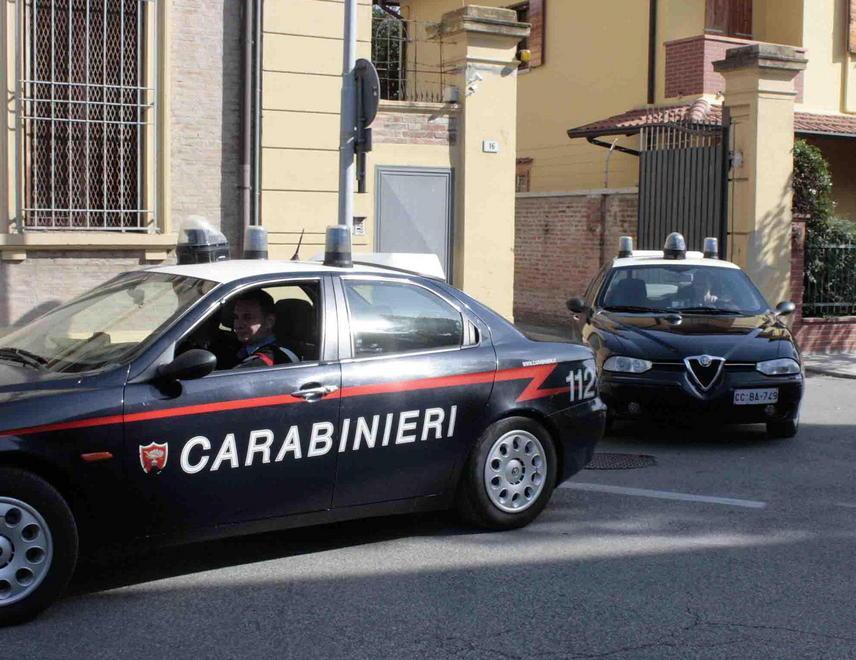 Cento euro in monete rubati dalla cassa automatica