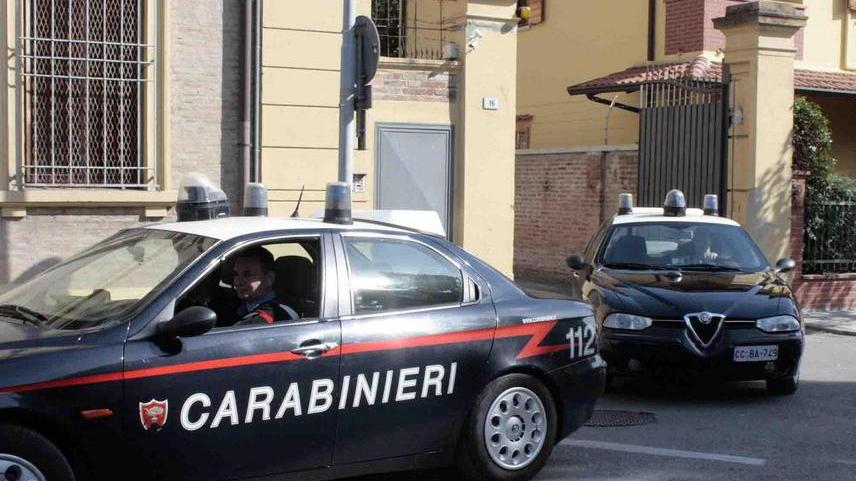 Cento euro in monete rubati dalla cassa automatica